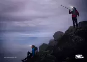 Čelová nabíjecí svítilna Petzl Actik Core, 600 lm, šedá