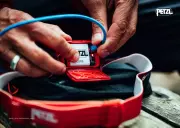 Čelová nabíjecí svítilna Petzl Actik Core, 600 lm, modrá