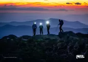 Čelová nabíjecí svítilna Petzl Actik Core, 600 lm, modrá